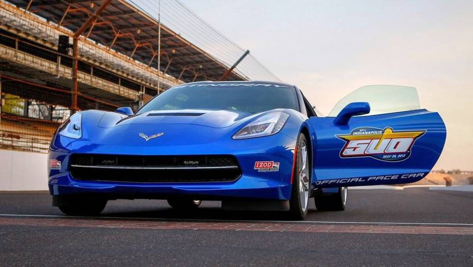Esta ser&aacute; a 12&ordf; vez que um Corvette ocupar&aacute; o posto de Pace Car da mais importante corrida de monopostos dos Estados Unidos | <a href="%20https://preprod.quatrorodas.abril.com.br/noticias/fabricantes/chevrolet-corvette-stingray-sera-pace-car-indy-740349.shtml" rel="migration">Leia</a>