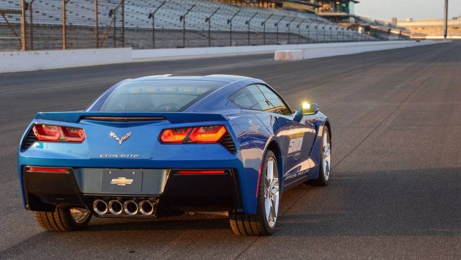 Não há nenhuma alteração de equipamento em relação ao modelo convencional, que roda pelas ruas | <a href="https://preprod.quatrorodas.abril.com.br/noticias/fabricantes/chevrolet-corvette-stingray-sera-pace-car-indy-740349.shtml" rel="migration">Leia mais</a>