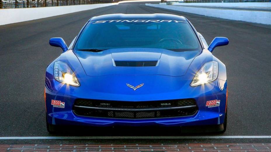 As mudanças serão apenas estéticas, com a utilização de decalques relativos à competição | <a href="https://preprod.quatrorodas.abril.com.br/noticias/fabricantes/chevrolet-corvette-stingray-sera-pace-car-indy-740349.shtml" rel="migration">Leia mais</a>