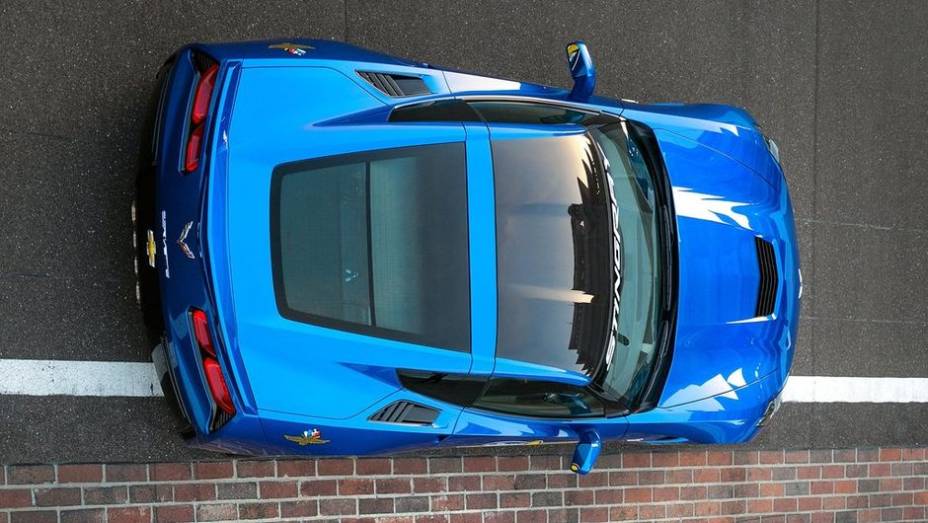 Assim o Corvette Stingray Pace Car manter&aacute; o motor 6.2 de 450 cavalos de pot&ecirc;ncia | <a href="https://preprod.quatrorodas.abril.com.br/noticias/fabricantes/chevrolet-corvette-stingray-sera-pace-car-indy-740349.shtml" rel="migration">Leia mais</a>
