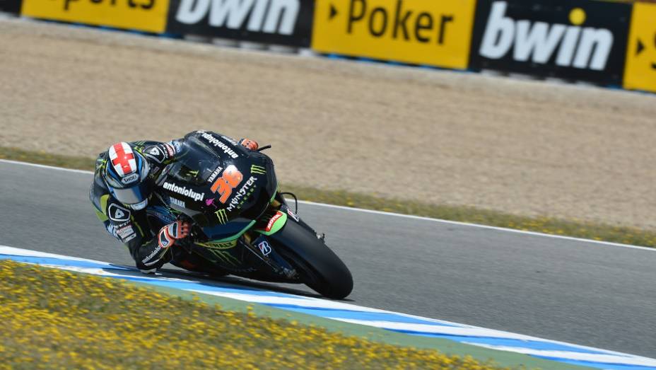 Bradley Smith, companheiro de Cal Crutchlow ficou em décimo | <a href="https://preprod.quatrorodas.abril.com.br/moto/noticias/motogp-dani-pedrosa-vence-espanha-740546.shtml" rel="migration">Leia mais</a>