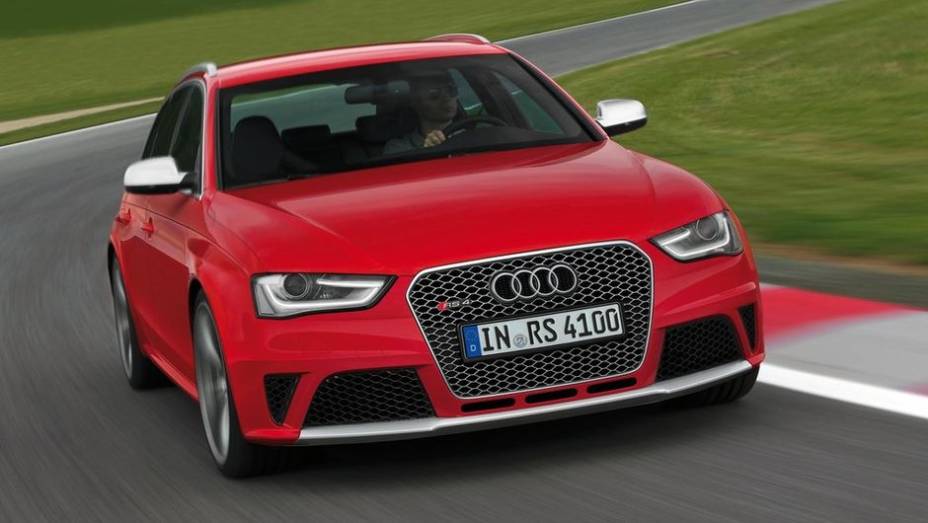 A Audi confirmou a chegada da terceira geração da perua RS4 Avant ao mercado brasileiro neste mês de maio | <a href="%20https://preprod.quatrorodas.abril.com.br/noticias/fabricantes/audi-traz-rs4-avant-ao-brasil-740778.shtml" rel="migration">Leia mais</a>