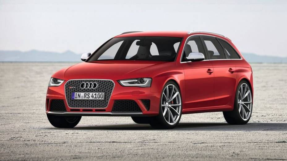 De acordo com a montadora, o RS4 Avant tem desempenho digno de qualquer esportivo, al&eacute;m de manter um perfil agressivo | <a href="%20https://preprod.quatrorodas.abril.com.br/noticias/fabricantes/audi-traz-rs4-avant-ao-brasil-740778.shtml" rel="migration">Leia mais</a>