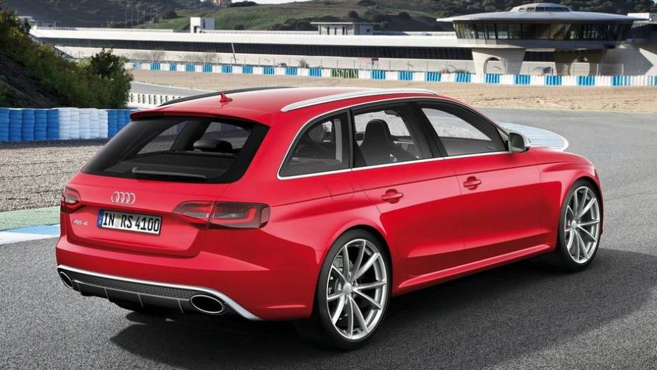 Quando o assunto é desempenho, ela não deixa a desejar. A Audi informa que o modelo acelera de 0 a 100 km/h em 4,7 segundos | <a href="%20https://preprod.quatrorodas.abril.com.br/noticias/fabricantes/audi-traz-rs4-avant-ao-brasil-740778.shtml" rel="migration">Leia mais</a>