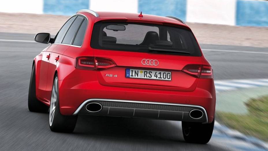 Visualmente, apresenta saias laterais, difusor traseiro, sa&iacute;das de escape ovais, far&oacute;is de xen&ocirc;nio, entre outros | <a href="%20https://preprod.quatrorodas.abril.com.br/noticias/fabricantes/audi-traz-rs4-avant-ao-brasil-740778.shtml" rel="migration">Leia mais</a>
