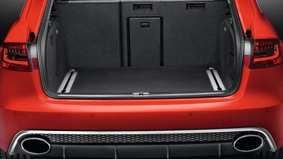 Ela alcan&ccedil;a a velocidade m&aacute;xima de 250 km/h (controlada eletronicamente) | <a href="https://preprod.quatrorodas.abril.com.br/noticias/fabricantes/audi-traz-rs4-avant-ao-brasil-740778.shtml" rel="migration">Leia mais</a>