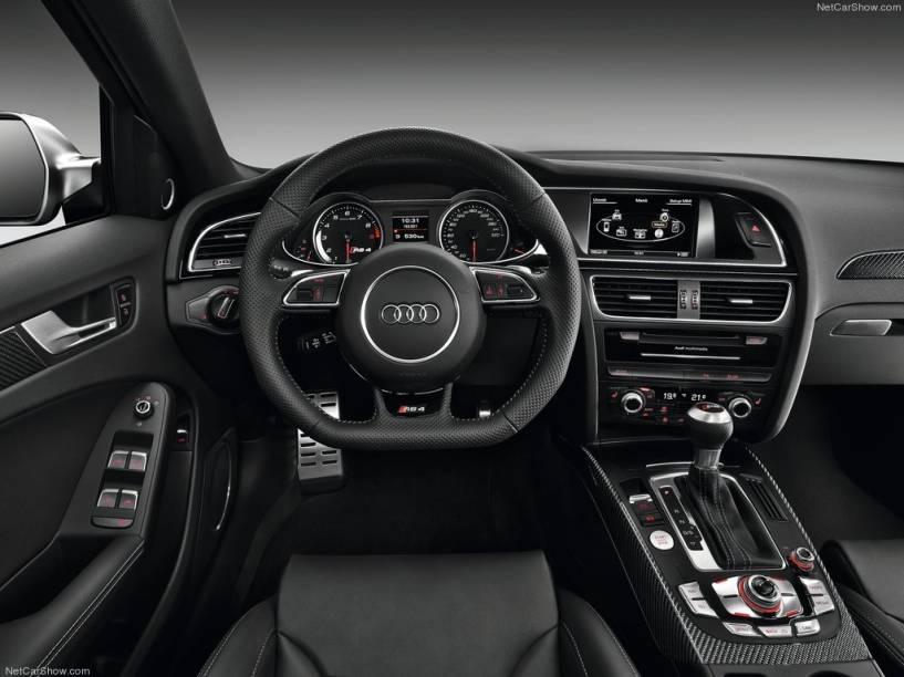 Para tanto, a perua &eacute; equipada com motor 4.2 V8, que entrega 450 cavalos de pot&ecirc;ncia e 43,8 kgfm de torque | <a href="%20https://preprod.quatrorodas.abril.com.br/noticias/fabricantes/audi-traz-rs4-avant-ao-brasil-740778.shtml" rel="migration">Leia mais</a>