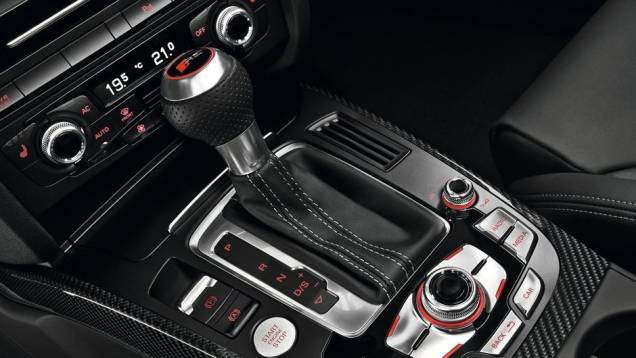 Vale ressaltar que o câmbio é o S-tronic de sete marchas e o carro também conta com sistema de tração quattro (integral) | <a href="%20https://preprod.quatrorodas.abril.com.br/noticias/fabricantes/audi-traz-rs4-avant-ao-brasil-740778.shtml" rel="migration">Leia mais</a> Vale ressaltar que o câmbio é o S-tronic de sete marchas e o carro também conta com sistema de tração quattro (integral) | <a href="%20https://preprod.quatrorodas.abril.com.br/noticias/fabricantes/audi-traz-rs4-avant-ao-brasil-740778.shtml" rel="migration">Leia mais</a>
