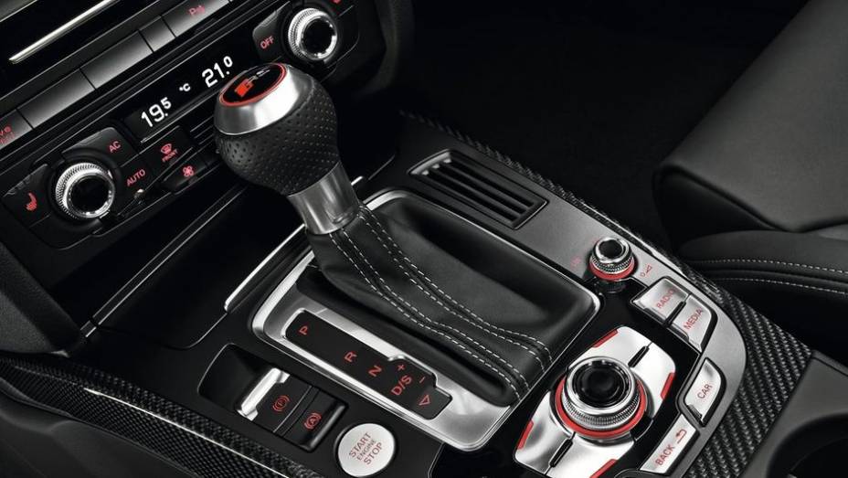 Vale ressaltar que o c&acirc;mbio &eacute; o S-tronic de sete marchas e o carro tamb&eacute;m conta com sistema de tra&ccedil;&atilde;o quattro (integral) | <a href="%20https://preprod.quatrorodas.abril.com.br/noticias/fabricantes/audi-traz-rs4-avant-ao-brasil-740778.shtml" rel="migration">Leia mais</a>