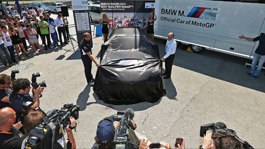 O vencedor do Prêmio M receberá o veículo com uma pintura especial e exclusiva, Frozen Black Metallic | <a href="%20https://preprod.quatrorodas.abril.com.br/moto/noticias/melhor-qualificado-motogp-recebera-bmw-740903.shtml" rel="migration">Leia mais</a>