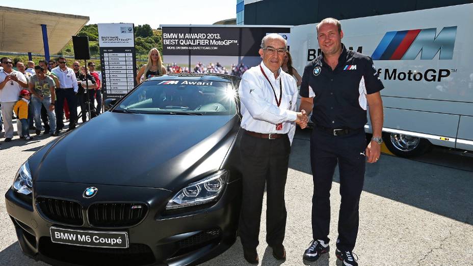 Além da pintura exclusiva, o BMW M6 Coupe está equipado com rodas com raios duplos de aro 20 polegadas| <a href="%20https://preprod.quatrorodas.abril.com.br/moto/noticias/melhor-qualificado-motogp-recebera-bmw-740903.shtml" rel="migration">Leia mais</a>