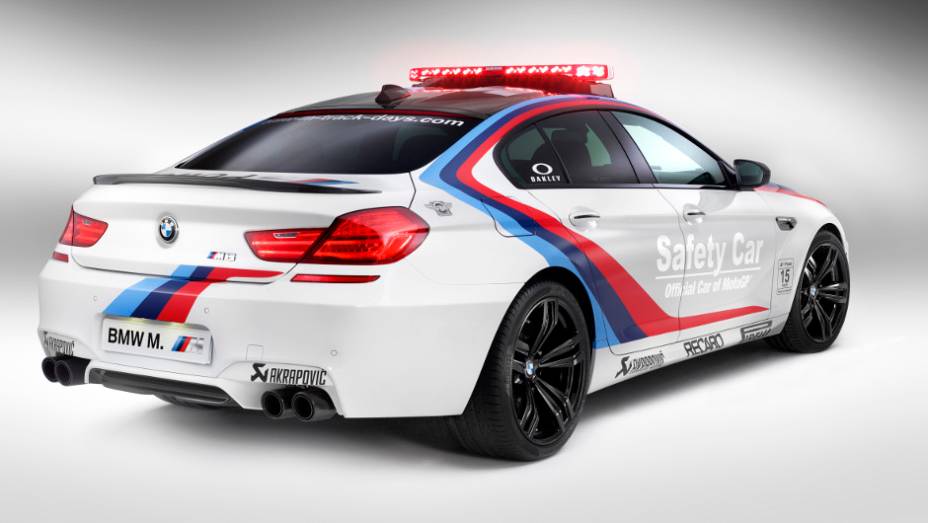 Pela 15ª vez a BMW é responsável pelo "Carro Oficial" da competição | <a href="https://preprod.quatrorodas.abril.com.br/moto/noticias/melhor-qualificado-motogp-recebera-bmw-740903.shtml" rel="migration">Leia mais</a>