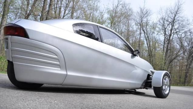 O modelo, ainda sem um nome oficial, teve preço anunciado: US$ 6,8 mil | <a href="https://preprod.quatrorodas.abril.com.br/noticias/fabricantes/eua-carro-tres-rodas-chega-ao-mercado-2014-740877.shtml" rel="migration">Leia mais</a> O modelo, ainda sem um nome oficial, teve preço anunciado: US$ 6,8 mil | <a href="https://preprod.quatrorodas.abril.com.br/noticias/fabricantes/eua-carro-tres-rodas-chega-ao-mercado-2014-740877.shtml" rel="migration">Leia mais</a>