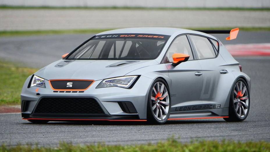 A Seat mostrou o Leon Cup Racer durante o Worthersee, evento realizado na Áustria | <a href="https://preprod.quatrorodas.abril.com.br/noticias/fabricantes/seat-apresenta-leon-cup-racer-740888.shtml" rel="migration">Leia mais</a>