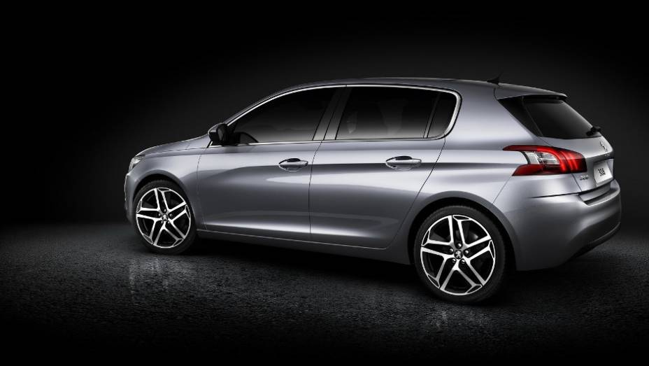 Tais medidas significam uma pequena redu&ccedil;&atilde;o no tamanho e na altura do modelo na compara&ccedil;&atilde;o com seu antecessor | <a href="%20https://preprod.quatrorodas.abril.com.br/noticias/fabricantes/peugeot-apresenta-proxima-geracao-308-741173.shtml" rel="migration">Leia mais</a>