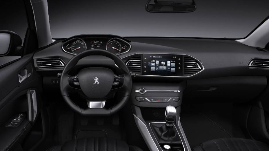 Internamente, o novo 308 adota diversos elementos do 208, incluindo volante e painel de instrumentos | <a href="%20https://preprod.quatrorodas.abril.com.br/noticias/fabricantes/peugeot-apresenta-proxima-geracao-308-741173.shtml" rel="migration">Leia mais</a>