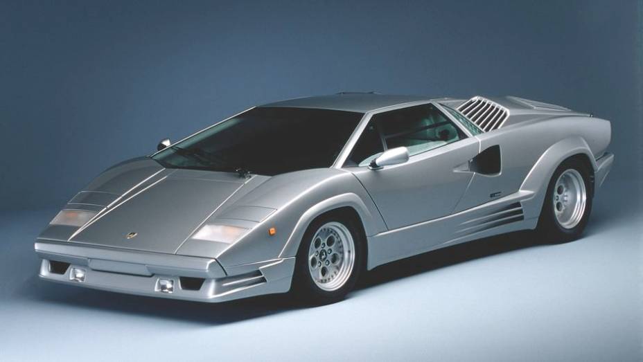 Countach 25º - Em 1988, um edição comemorativa do Countach marcou os primeiros 25 anos de atividade da Lamborghini, o Countach 25th Anniversary | <a href="%20https://preprod.quatrorodas.abril.com.br/reportagens/classicos/festa-bolonhesa-741081.shtml" rel="migration">Leia mais</a>