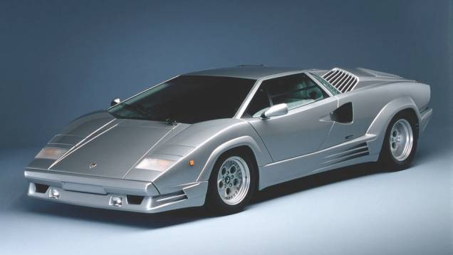 Countach 25º - Em 1988, um edição comemorativa do Countach marcou os primeiros 25 anos de atividade da Lamborghini, o Countach 25th Anniversary | <a href="%20https://preprod.quatrorodas.abril.com.br/reportagens/classicos/festa-bolonhesa-741081.shtml" rel="migration">Leia mais</a> Countach 25º - Em 1988, um edição comemorativa do Countach marcou os primeiros 25 anos de atividade da Lamborghini, o Countach 25th Anniversary | <a href="%20https://preprod.quatrorodas.abril.com.br/reportagens/classicos/festa-bolonhesa-741081.shtml" rel="migration">Leia mais</a>
