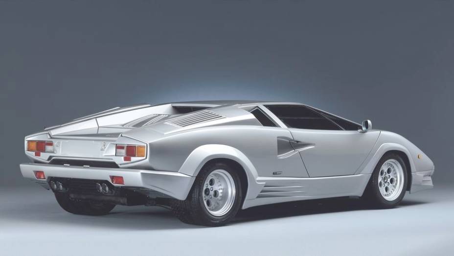 Countach 25º - Spoiler dianteiro, saias laterais e bordas nas aberturas dos paralamas deixavam o visual tanto mais agressivo, quanto mais pesado | <a href="%20https://preprod.quatrorodas.abril.com.br/reportagens/classicos/festa-bolonhesa-741081.shtml" rel="migration">Leia mais</a>