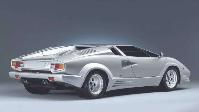Countach 25º - Spoiler dianteiro, saias laterais e bordas nas aberturas dos paralamas deixavam o visual tanto mais agressivo, quanto mais pesado | <a href="%20https://preprod.quatrorodas.abril.com.br/reportagens/classicos/festa-bolonhesa-741081.shtml" rel="migration">Leia mais</a> Countach 25º - Spoiler dianteiro, saias laterais e bordas nas aberturas dos paralamas deixavam o visual tanto mais agressivo, quanto mais pesado | <a href="%20https://preprod.quatrorodas.abril.com.br/reportagens/classicos/festa-bolonhesa-741081.shtml" rel="migration">Leia mais</a>