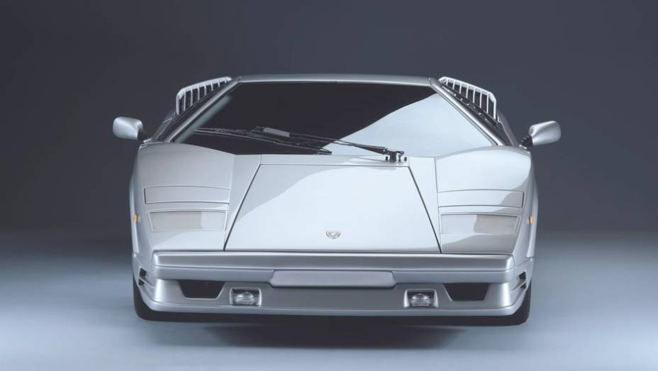 Countach 25º - Comodidades com os vidros elétricos também vieram com o pacote de alterações trazidas pelo 25th Anniversary | <a href="%20https://preprod.quatrorodas.abril.com.br/reportagens/classicos/festa-bolonhesa-741081.shtml" rel="migration">Leia mais</a>