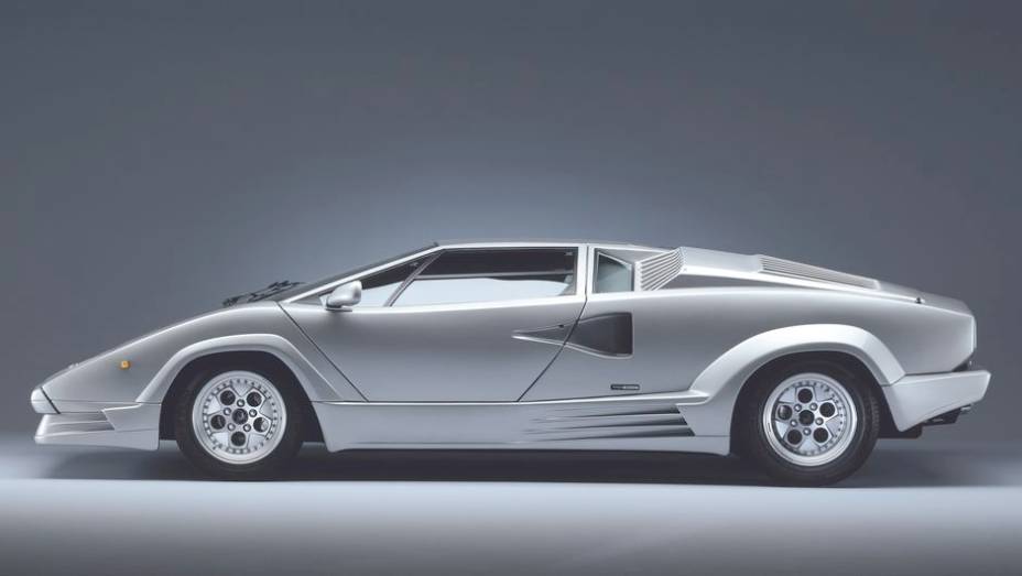 Countach 25º - O 25th Anniversary marcaria o fim da longa carreira de 16 anos do Countach como supercarro da marca, em 1990, abrindo caminho para o Diablo | <a href="%20https://preprod.quatrorodas.abril.com.br/reportagens/classicos/festa-bolonhesa-741081.shtml" rel="migration">Leia</a>