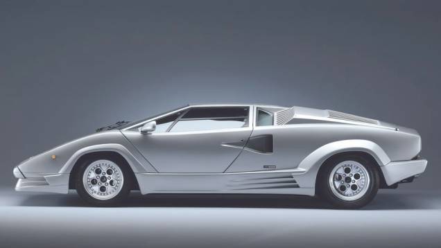 Countach 25º - O 25th Anniversary marcaria o fim da longa carreira de 16 anos do Countach como supercarro da marca, em 1990, abrindo caminho para o Diablo | <a href="%20https://preprod.quatrorodas.abril.com.br/reportagens/classicos/festa-bolonhesa-741081.shtml" rel="migration">Leia</a> Countach 25º - O 25th Anniversary marcaria o fim da longa carreira de 16 anos do Countach como supercarro da marca, em 1990, abrindo caminho para o Diablo | <a href="%20https://preprod.quatrorodas.abril.com.br/reportagens/classicos/festa-bolonhesa-741081.shtml" rel="migration">Leia</a>