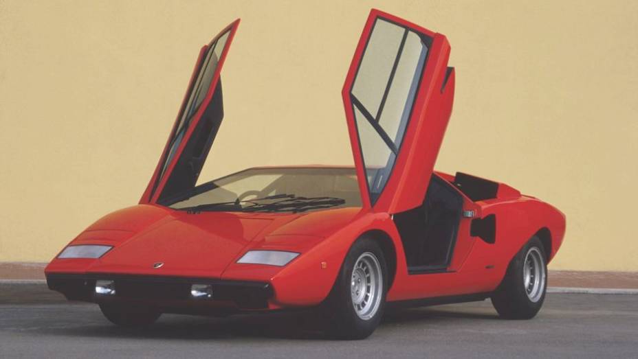 Countach LP 400 (1973-81) - Portas com abertura estilo tesoura eram novidade em 1973, solução que se mantém até hoje nos modelos da Lamborghini | <a href="%20https://preprod.quatrorodas.abril.com.br/reportagens/classicos/festa-bolonhesa-741081.shtml" rel="migration">Leia mais</a>