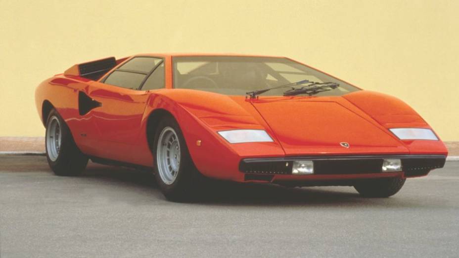 Countach LP 400 (1973-81) - O nome Countach - que se pronuncia "cúntac" - é uma expressão com que os homens de Piemonte, norte da Itália, admiram uma bela mulher | <a href="%20https://preprod.quatrorodas.abril.com.br/reportagens/classicos/festa-bolonhesa-741081.shtm" rel="migration"></a>