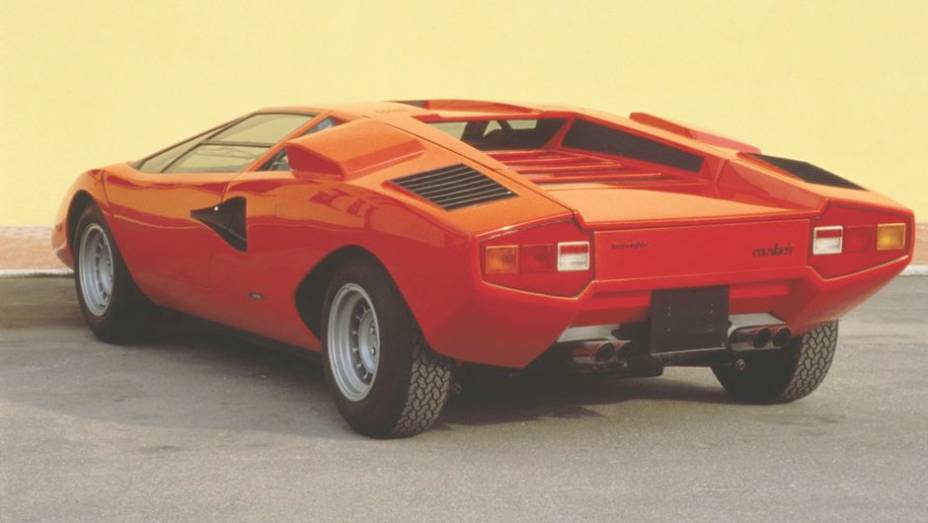 Countach LP 400 (1973-81) - O motor instalado em posição central traseira explica o grande entre-eixos do esportivo e suas largas colunas traseiras. Diferente do Miura, era longitudinal | <a href="%20https://preprod.quatrorodas.abril.com.br/reportagens/classicos/fes" rel="migration"></a>