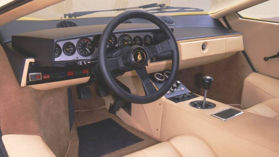 Countach LP 400 (1973-81) - Painel completo e acabamento refinado, para acelerar o 375 cv que levavam o esportivo de apenas 1065 kg a 300 km/h | <a href="%20https://preprod.quatrorodas.abril.com.br/reportagens/classicos/festa-bolonhesa-741081.shtml" rel="migration">Leia mais</a>