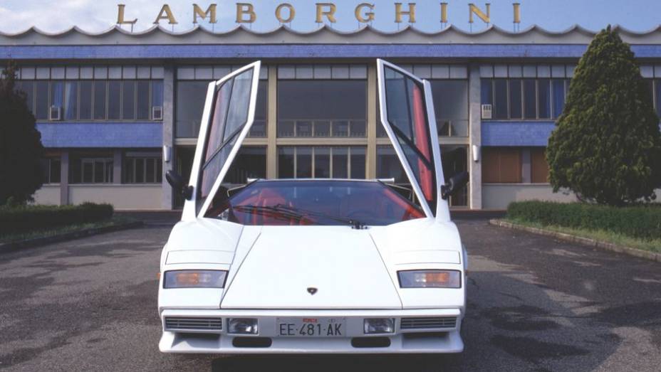 Countach Quattrovalvole (1985-89) - Agora com quatro válvulas por cilindro, recurso que elevou seu rendimento em altas rotações e aumentou a capacidade cúbica de 4.0 para 5.2 litros | <a href="%20https://preprod.quatrorodas.abril.com.br/reportagens/classicos/festa-b" rel="migration"></a>