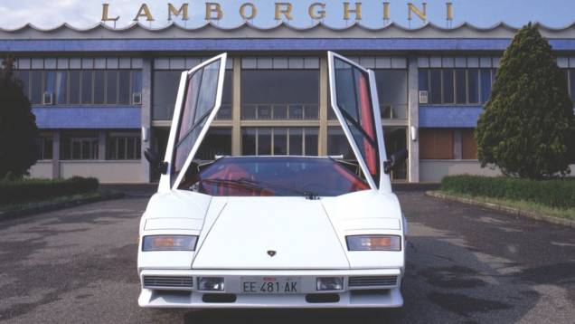 Countach Quattrovalvole (1985-89) - Agora com quatro válvulas por cilindro, recurso que elevou seu rendimento em altas rotações e aumentou a capacidade cúbica de 4.0 para 5.2 litros | <a href="%20https://preprod.quatrorodas.abril.com.br/reportagens/classicos/festa-b" rel="migration"></a> Countach Quattrovalvole (1985-89) - Agora com quatro válvulas por cilindro, recurso que elevou seu rendimento em altas rotações e aumentou a capacidade cúbica de 4.0 para 5.2 litros | <a href="%20https://preprod.quatrorodas.abril.com.br/reportagens/classicos/festa-b" rel="migration"></a>
