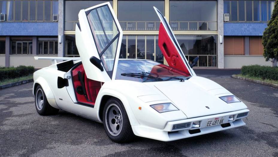 Countach Quattrovalvole (1985-89) - A potência saltou para 455 cv, o que propiciou ao Countach alcançar a velocidade máxima de 295 km/h | <a href="%20https://preprod.quatrorodas.abril.com.br/reportagens/classicos/festa-bolonhesa-741081.shtml" rel="migration">Leia mais</a>