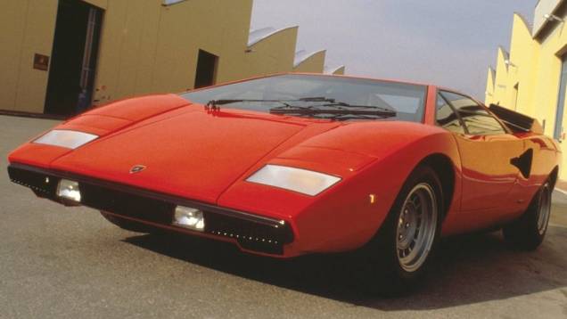 Se tecnicamente o Countach deu continuidade à inovação aberta pelo Miura, no estilo ele representou em 1973 um salto de ousadia e identidade da marca. Seu desenho era tão futurista que fazia muito carro-conceito parecer datado. Se tecnicamente o Countach deu continuidade à inovação aberta pelo Miura, no estilo ele representou em 1973 um salto de ousadia e identidade da marca. Seu desenho era tão futurista que fazia muito carro-conceito parecer datado.