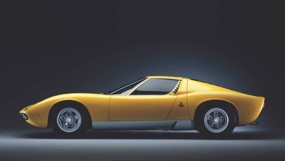 Se o perfil do Miura também lembrar o do Puma com motor VW, não é mera coincidência. Foi nele que o designer Anísio Campos se inspirou | <a href="%20https://preprod.quatrorodas.abril.com.br/reportagens/classicos/festa-bolonhesa-741081.shtml" rel="migration">Leia mais</a>