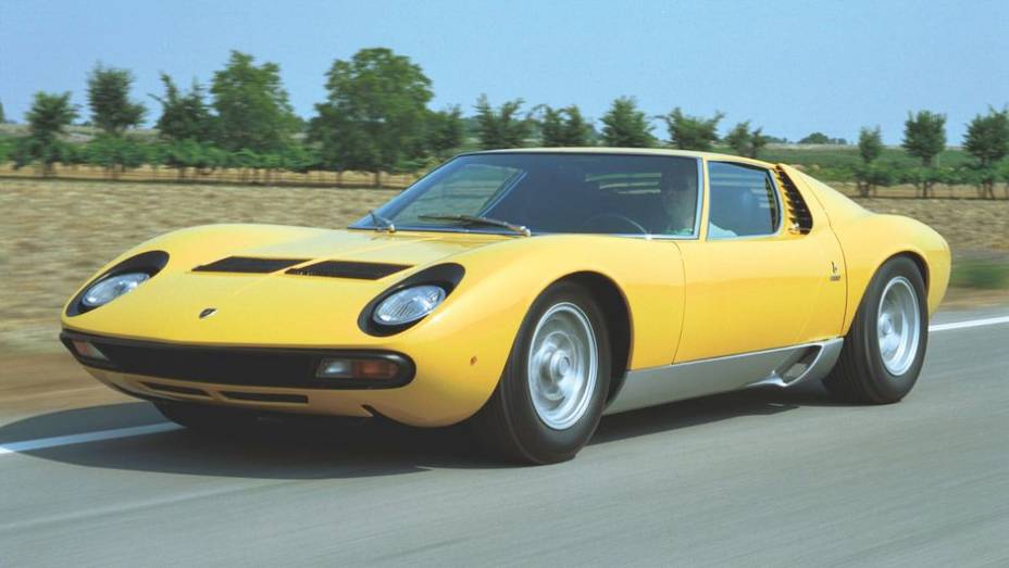 Os faróis, embora visíveis, eram escamoteáveis, como seriam os do Porsche 928 anos mais tarde | <a href="%20https://preprod.quatrorodas.abril.com.br/reportagens/classicos/festa-bolonhesa-741081.shtml" rel="migration">Leia mais</a>