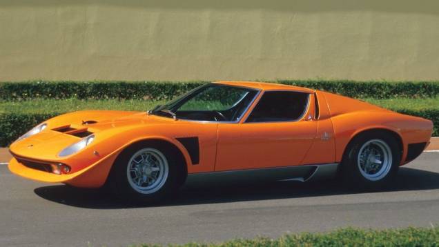 Primeiro clássico da Lamborghini, o Miura marcou época em 1966 por seu belo desenho e por adotar motor instalado em posição central-traseira. A partir dele, a Ferrari passou a ter com que se preocupar para valer . Primeiro clássico da Lamborghini, o Miura marcou época em 1966 por seu belo desenho e por adotar motor instalado em posição central-traseira. A partir dele, a Ferrari passou a ter com que se preocupar para valer .