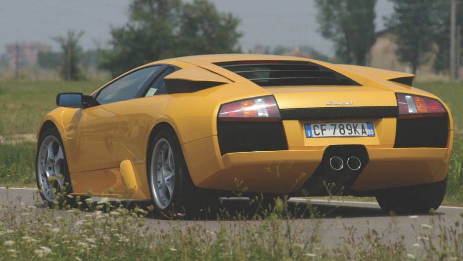 Murciélago, que significa morcego, se refere a um touro que sobreviveu a 28 golpes de espada. Por tal mérito, ele foi poupado da morte na arena | <a href="%20https://preprod.quatrorodas.abril.com.br/reportagens/classicos/festa-bolonhesa-741081.shtml" rel="migration">Leia mais</a>