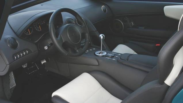 Murciélago 40º 2003 - CD-Player Alpine, plaquetas de identificação, uma maleta de fibra de carbono e até sistema opcional de navegação por satélite era outros recursos do 40º | <a href="%20https://preprod.quatrorodas.abril.com.br/reportagens/classicos/festa-bolonhes" rel="migration"></a> Murciélago 40º 2003 - CD-Player Alpine, plaquetas de identificação, uma maleta de fibra de carbono e até sistema opcional de navegação por satélite era outros recursos do 40º | <a href="%20https://preprod.quatrorodas.abril.com.br/reportagens/classicos/festa-bolonhes" rel="migration"></a>