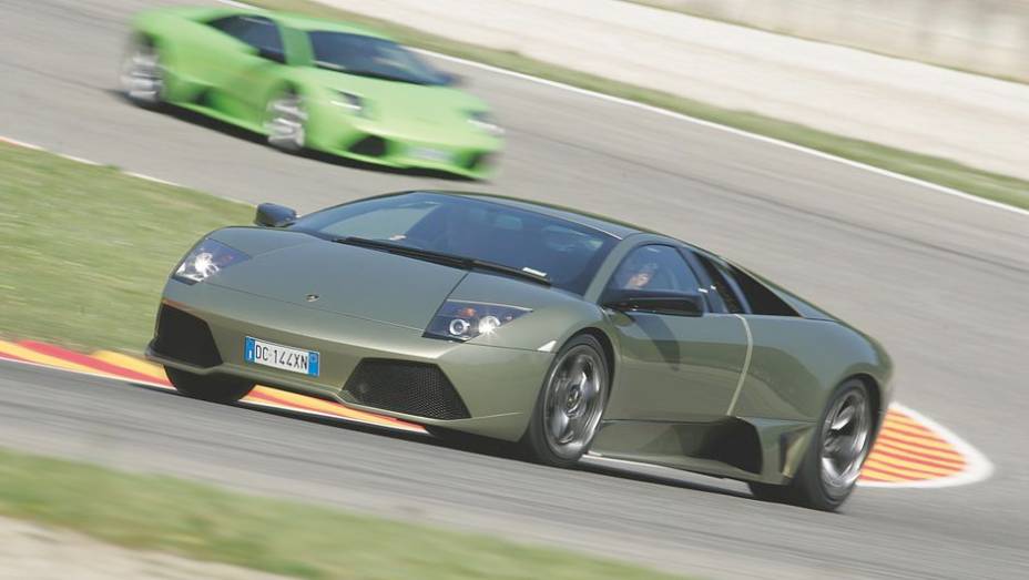 Murciélago LP 640 2006 - Com preparação de 640 cv, ele era oferecido com câmbio manual ou semi-automático E-Gear | <a href="%20https://preprod.quatrorodas.abril.com.br/reportagens/classicos/festa-bolonhesa-741081.shtml" rel="migration">Leia mais</a>