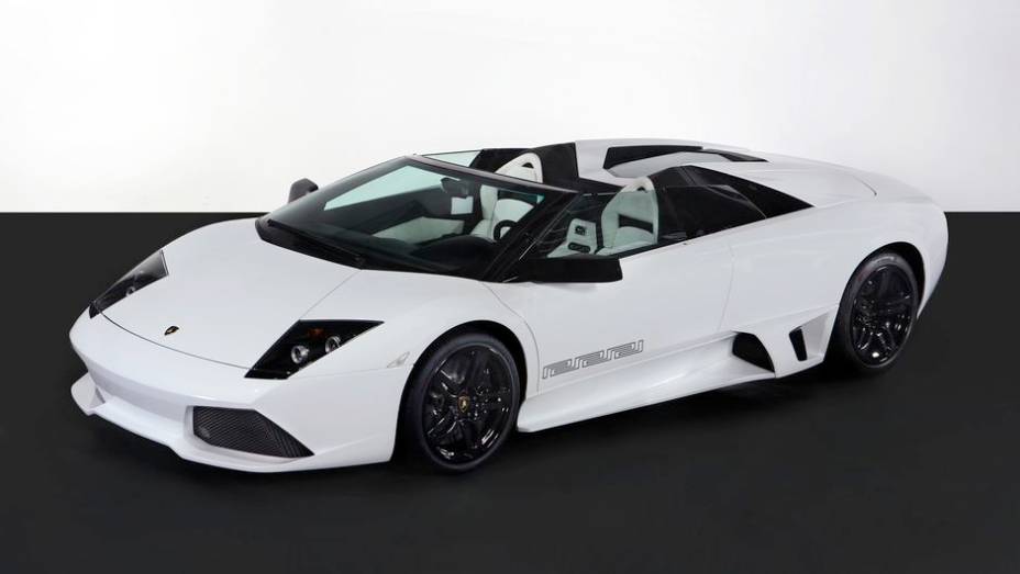 Murciélago LP 640 Roadster Versace - O mesmo acabamento de luxo do cupê foi oferecido com a carroceria aberta, de modo a manter o modelo cada vez mais diversificado | <a href="%20https://preprod.quatrorodas.abril.com.br/reportagens/classicos/festa-bolonhesa-741081.s" rel="migration"></a>