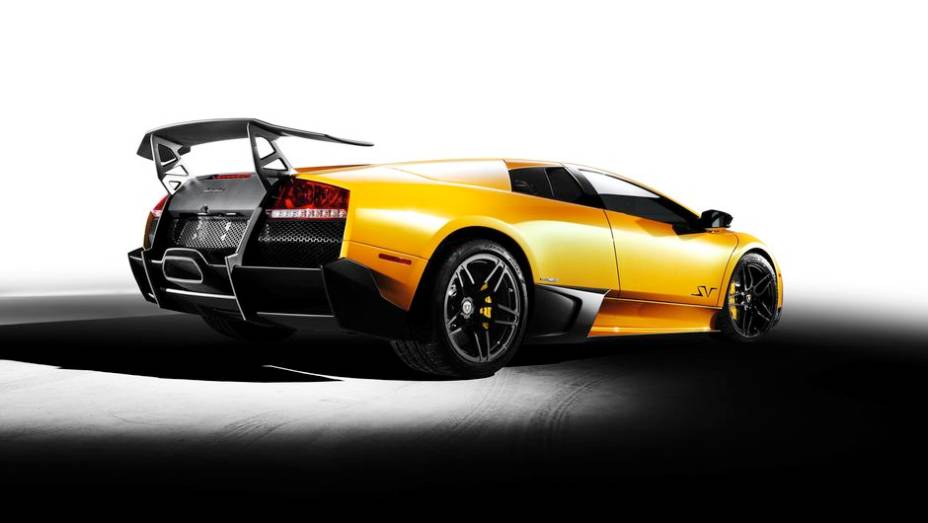 Murciélago LP 670-4 SuperVeloce - Marcando a evolução constante do modelo, o SuperVeloce contava com um V12 de 6.5 litros e 670 cv, com que ele voava até 342 km/h | <a href="%20https://preprod.quatrorodas.abril.com.br/reportagens/classicos/festa-bolonhesa-741081.sht" rel="migration"></a>