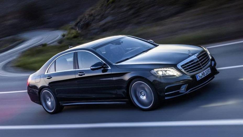 O modelo deverá chegar a diversos mercados, como Estados Unidos e Reino Unido, no mês de setembro | <a href="%20https://preprod.quatrorodas.abril.com.br/noticias/fabricantes/mercedes-benz-revela-classe-s-2014-741437.shtml" rel="migration">Leia mais</a> O modelo deverá chegar a diversos mercados, como Estados Unidos e Reino Unido, no mês de setembro | <a href="%20https://preprod.quatrorodas.abril.com.br/noticias/fabricantes/mercedes-benz-revela-classe-s-2014-741437.shtml" rel="migration">Leia mais</a>