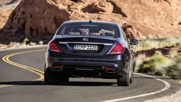 Na traseira, as lanternas foram renovadas e também pode ser visto um sistema de duplo escapamento | <a href="%20https://preprod.quatrorodas.abril.com.br/noticias/fabricantes/mercedes-benz-revela-classe-s-2014-741437.shtml" rel="migration">Leia mais</a> Na traseira, as lanternas foram renovadas e também pode ser visto um sistema de duplo escapamento | <a href="%20https://preprod.quatrorodas.abril.com.br/noticias/fabricantes/mercedes-benz-revela-classe-s-2014-741437.shtml" rel="migration">Leia mais</a>