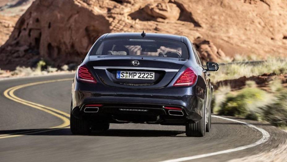 Na traseira, as lanternas foram renovadas e tamb&eacute;m pode ser visto um sistema de duplo escapamento | <a href="%20https://preprod.quatrorodas.abril.com.br/noticias/fabricantes/mercedes-benz-revela-classe-s-2014-741437.shtml" rel="migration">Leia mais</a>