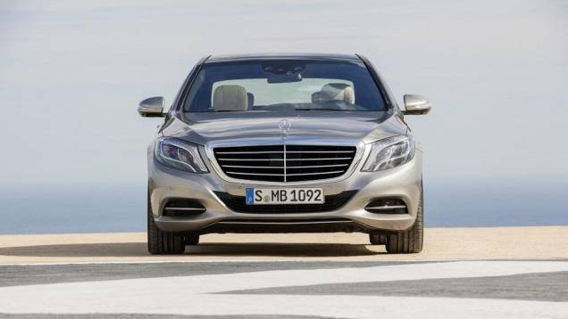 Visualmente, o modelo apresenta grande grade frontal cromada, bem como faróis com 56 luzes de LED | <a href="%20https://preprod.quatrorodas.abril.com.br/noticias/fabricantes/mercedes-benz-revela-classe-s-2014-741437.shtml" rel="migration">Leia mais</a> Visualmente, o modelo apresenta grande grade frontal cromada, bem como faróis com 56 luzes de LED | <a href="%20https://preprod.quatrorodas.abril.com.br/noticias/fabricantes/mercedes-benz-revela-classe-s-2014-741437.shtml" rel="migration">Leia mais</a>
