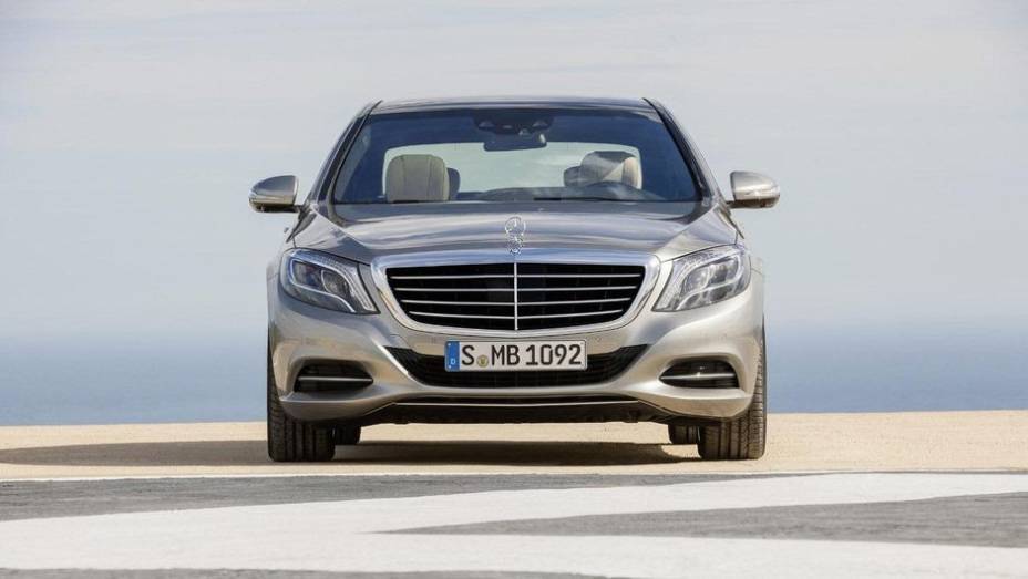 Visualmente, o modelo apresenta grande grade frontal cromada, bem como faróis com 56 luzes de LED | <a href="%20https://preprod.quatrorodas.abril.com.br/noticias/fabricantes/mercedes-benz-revela-classe-s-2014-741437.shtml" rel="migration">Leia mais</a> Visualmente, o modelo apresenta grande grade frontal cromada, bem como faróis com 56 luzes de LED | <a href="%20https://preprod.quatrorodas.abril.com.br/noticias/fabricantes/mercedes-benz-revela-classe-s-2014-741437.shtml" rel="migration">Leia mais</a>