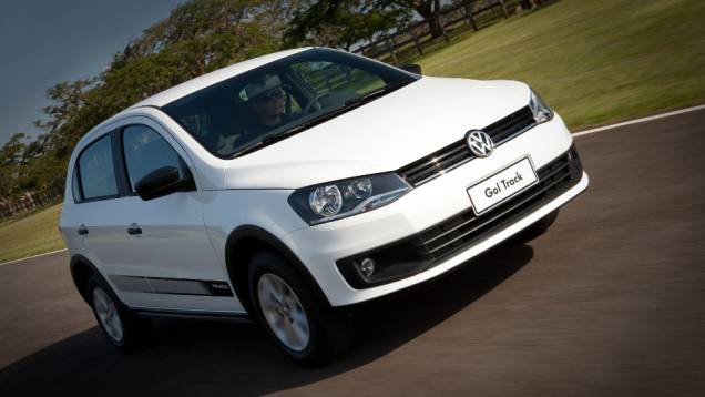 O Track é a nova versão da linha Gol, voltada para quem busca um aventureiro acessível. <a href="https://preprod.quatrorodas.abril.com.br/carros/lancamentos//volkswagen-apresenta-novo-gol-track-741545.shtml" rel="migration">Leia mais</a> O Track é a nova versão da linha Gol, voltada para quem busca um aventureiro acessível. <a href="https://preprod.quatrorodas.abril.com.br/carros/lancamentos//volkswagen-apresenta-novo-gol-track-741545.shtml" rel="migration">Leia mais</a>