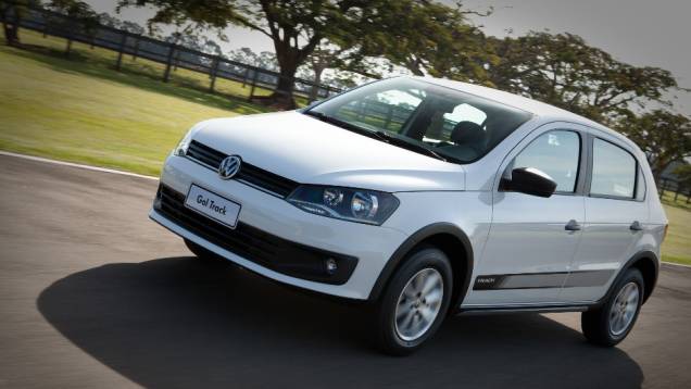 Suspensão é elevada em 23 milímetros em relação à versão convencional. <a href="https://preprod.quatrorodas.abril.com.br/carros/lancamentos//volkswagen-apresenta-novo-gol-track-741545.shtml" rel="migration">Leia mais</a> Suspensão é elevada em 23 milímetros em relação à versão convencional. <a href="https://preprod.quatrorodas.abril.com.br/carros/lancamentos//volkswagen-apresenta-novo-gol-track-741545.shtml" rel="migration">Leia mais</a>
